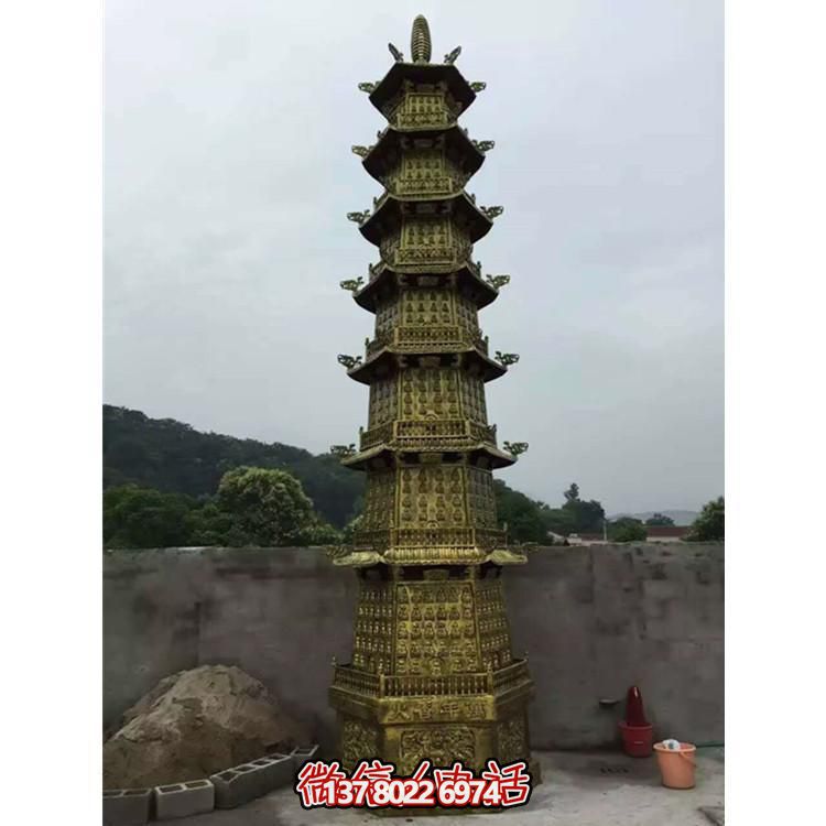 欣賞傳統(tǒng)文化，體驗多層銅雕香爐的大型景區(qū)