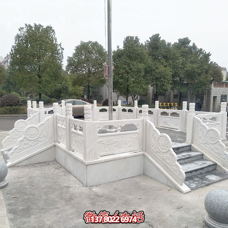 升旗臺(tái)石雕——精雕細(xì)琢，點(diǎn)綴校園風(fēng)采