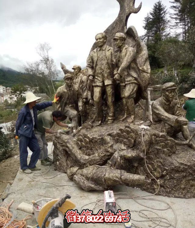 偉人紀(jì)念銅雕雕塑，讓廣場(chǎng)上洋溢著熱情