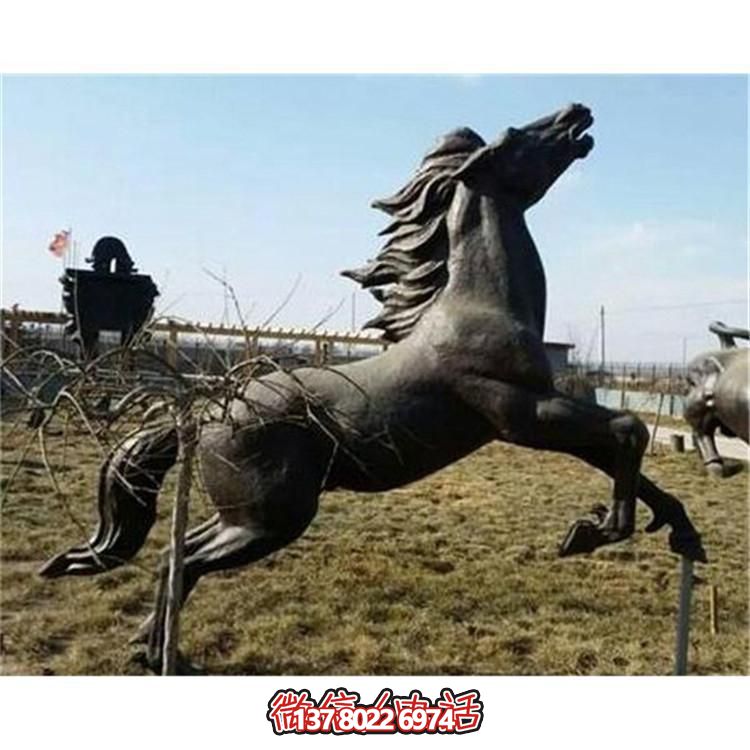 大型銅雕塑，為園林廣場(chǎng)擺放奔跑馬