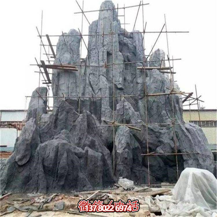 精美的大型石雕假山雕塑，為公園增添靈動之美