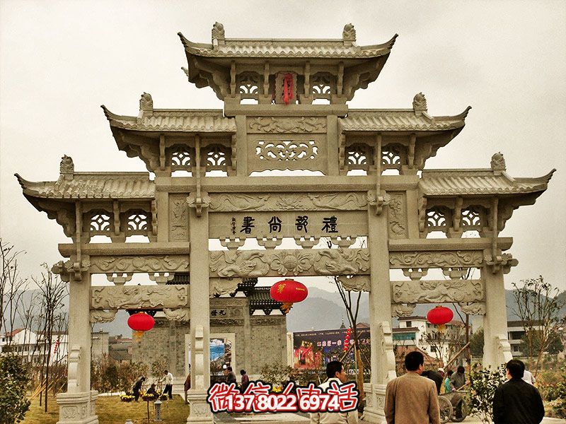 鏤空三門(mén)牌坊，點(diǎn)綴城市廣場(chǎng)