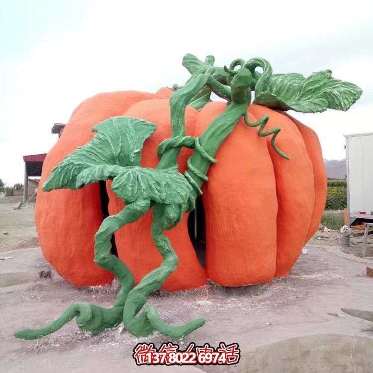 大型仿真南瓜雕塑，增添城市街道景觀