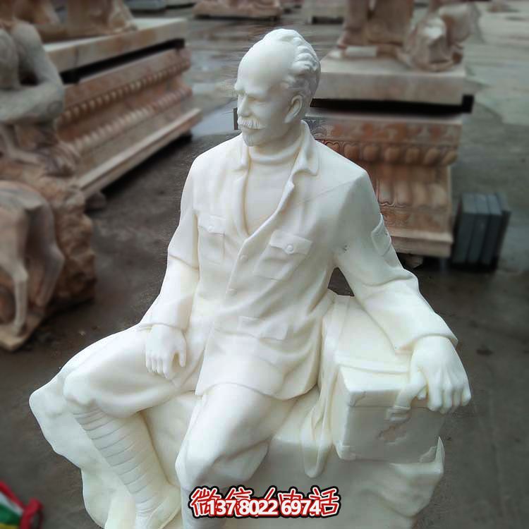 以白求恩精神為原型，漢白玉雕刻的護(hù)士坐姿雕塑