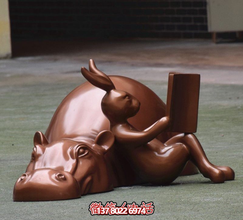 玻璃創(chuàng)意海馬雕塑，擺放于場內(nèi)，點綴你的生活