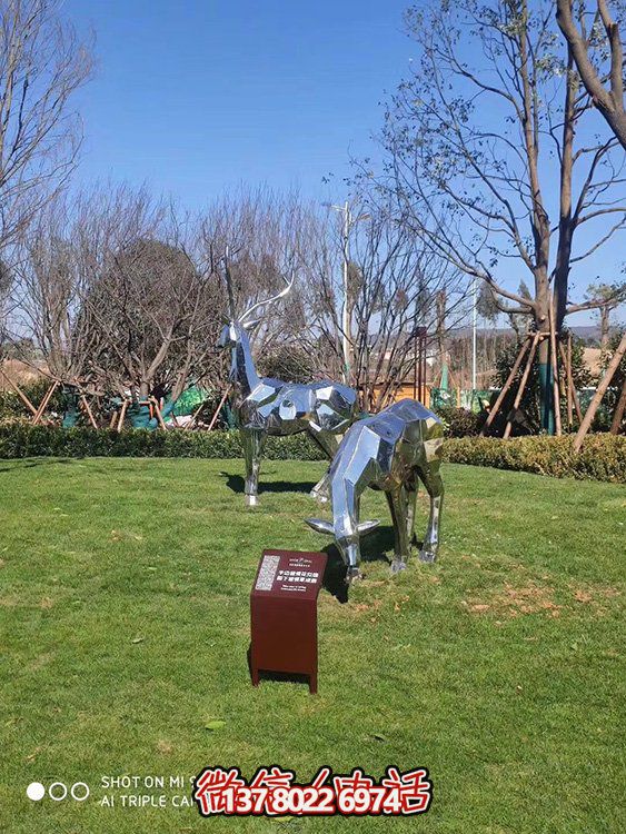 不銹鋼塊面鹿，抬頭鹿，低頭吃草的梅花鹿