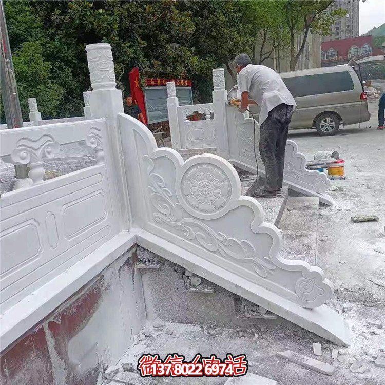 漢白玉旗臺(tái)欄板欄桿安裝，細(xì)節(jié)打磨處理