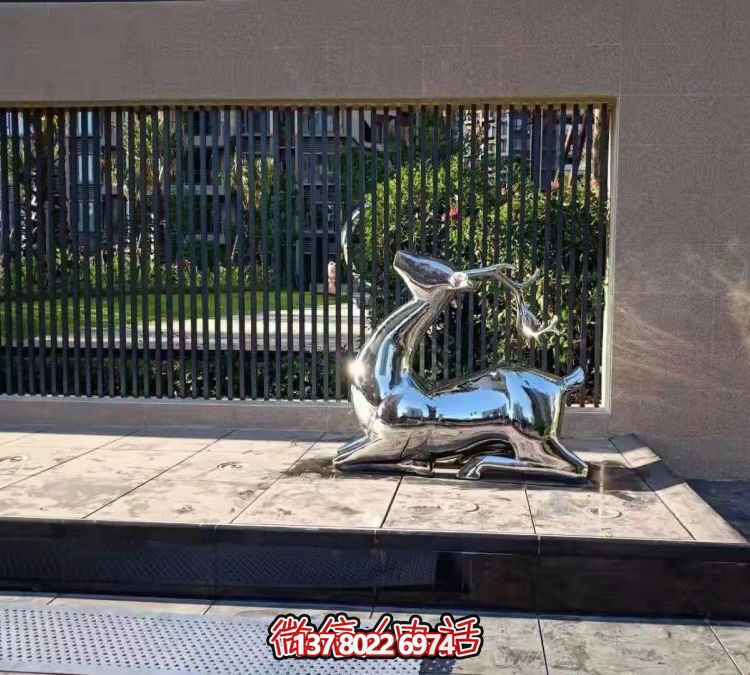 抬頭跪地鹿雕塑，地產(chǎn)售樓部鏡面不銹鋼鹿動(dòng)物擺件