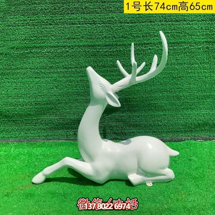 白色的梅花鹿，臥姿，仰頭，可上色