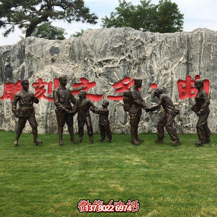 玻璃鋼仿銅人物，八路軍和鄉(xiāng)親握手的景觀擺件