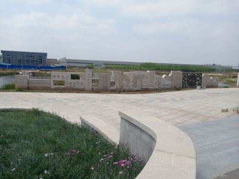 蘆葦湖景墻：鳴琴戴星，長26米，高2